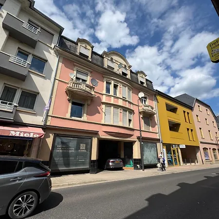 Leo, Apartment